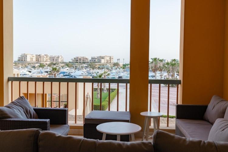 2 Bdr Marina Bliss: A Serene Escape With A View Apartment Hurghada Luaran gambar