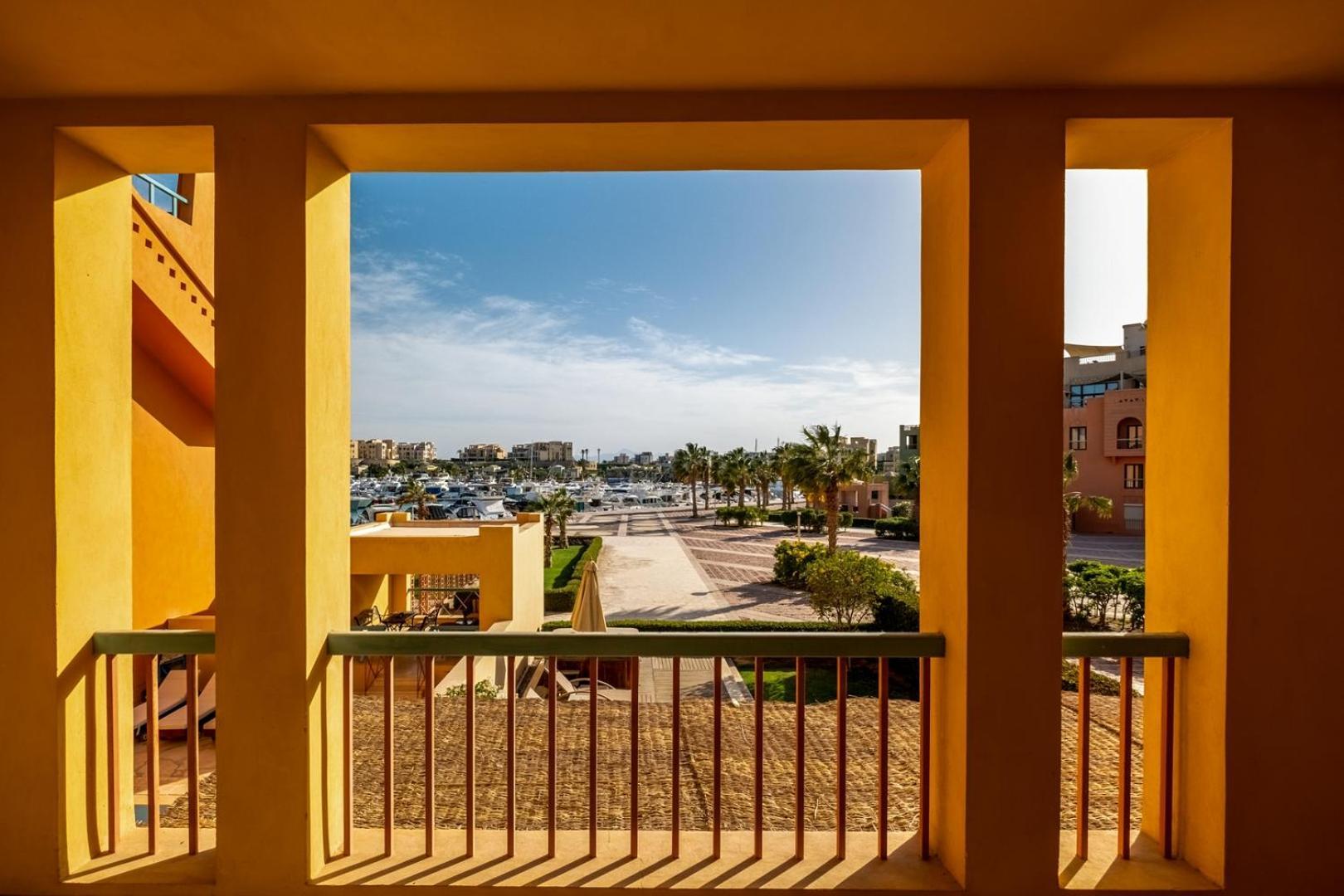 2 Bdr Marina Bliss: A Serene Escape With A View Apartment Hurghada Luaran gambar